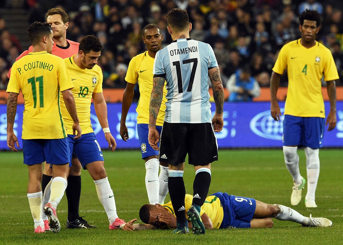 Gabriel Jesús muestra su dolor luego de la lesión que sufrió en el partido amistoso contra Argentina. (Foto Prensa Libre: AFP)