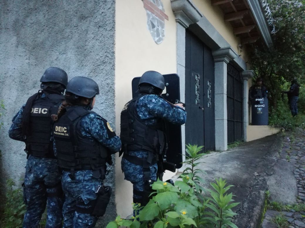 Una de las viviendas allanadas durante los operativos contra la banda delincuencial los Pelones, que operaba en la zona 5 capitalina. (Foto Prensa Libre: PNC)