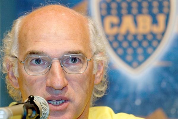 Carlos Bianchi firmó contrato como entrenador de Boca Juniors, este miércoles. (Foto Prensa Libre: AFP)