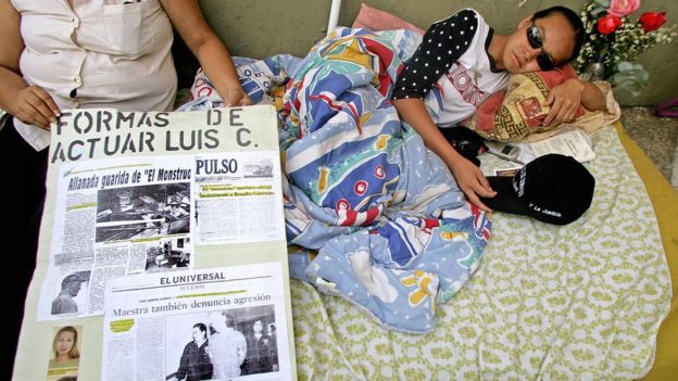 Linda Loaiza hizo una huelga de hambre de 13 días en las puertas del Tribunal Supremo de Justicia de Venezuela como medida de presión para que atendieran su caso. GETTY IMAGES