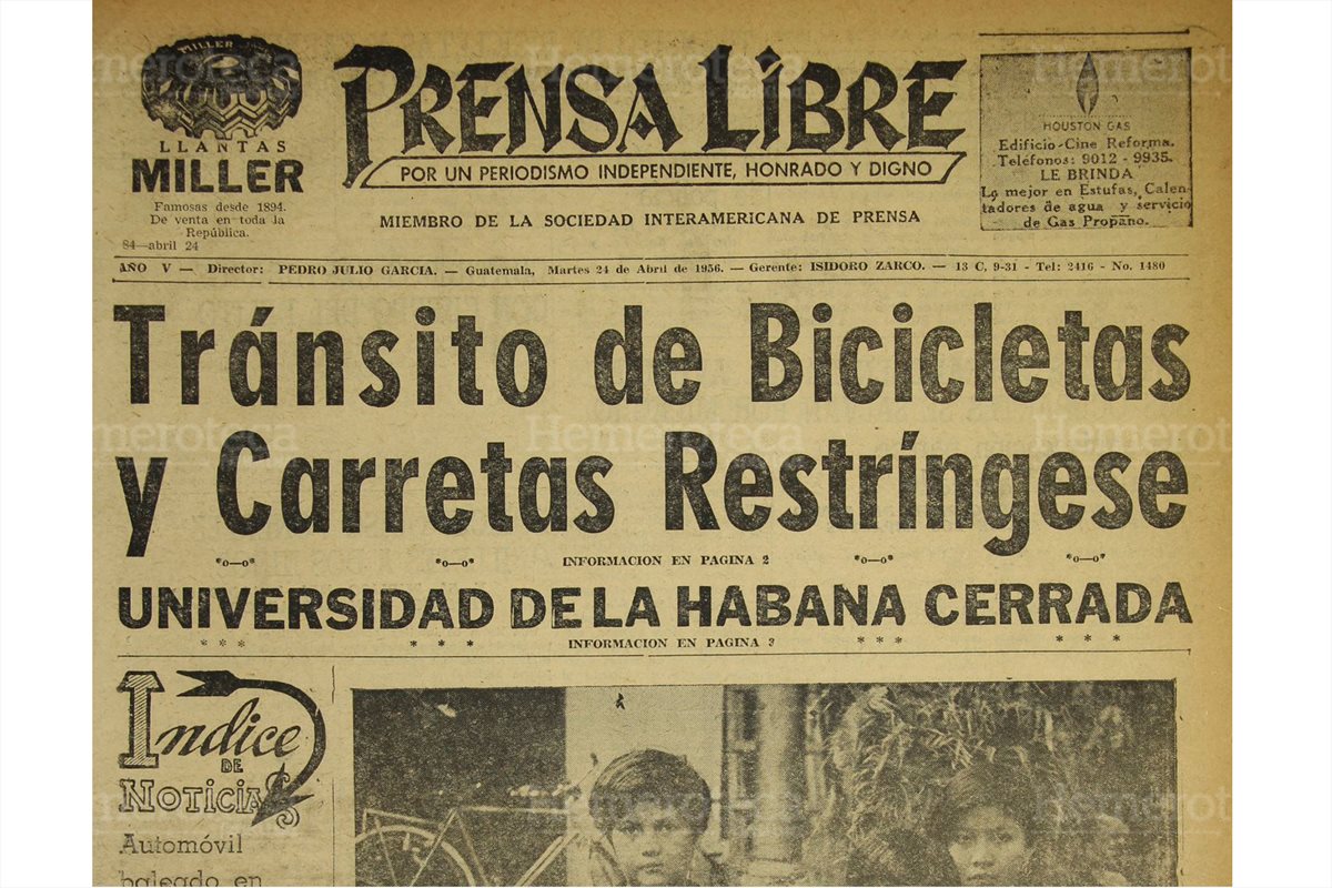 Portada del 24/4/1956, Prensa Libre informó sobre la restricción en la circulación de bicicletas y carretas. (Foto: Hemeroteca PL)