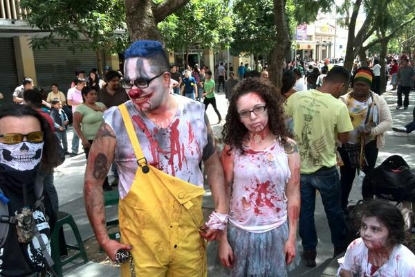 Decenas de personas participaron en el Zombie Walk GT 2014. (Foto Prensa Libre: Érick Ávila)