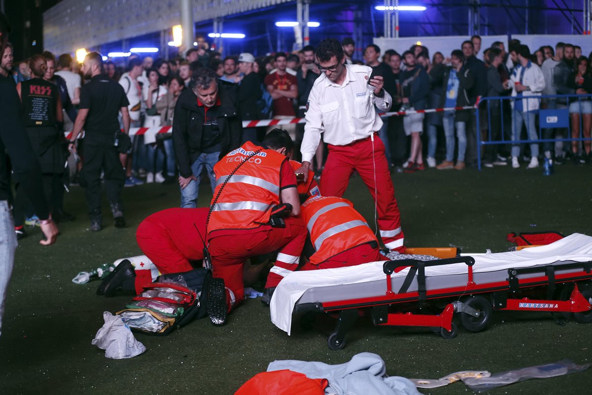 Socorristas tratan de salvarle la vida a acróbata en Madrid. (Foto Prensa Libre: EFE)