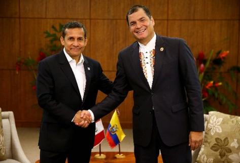 Ollanta Humala (izq.), presidente de Perú, junto a Rafael Correa, de Ecuador. (Foto Prensa Libre: EFE)