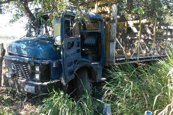 Las autoridades investigan el accidente de camión que transportaba trabajadores. (Foto Prensa Libre: Carlos Paredes)