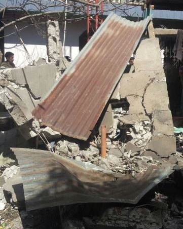 Así quedó la vivienda luego de la explosión registrada en San Raymundo. (Foto Prensa Libre: CBV)