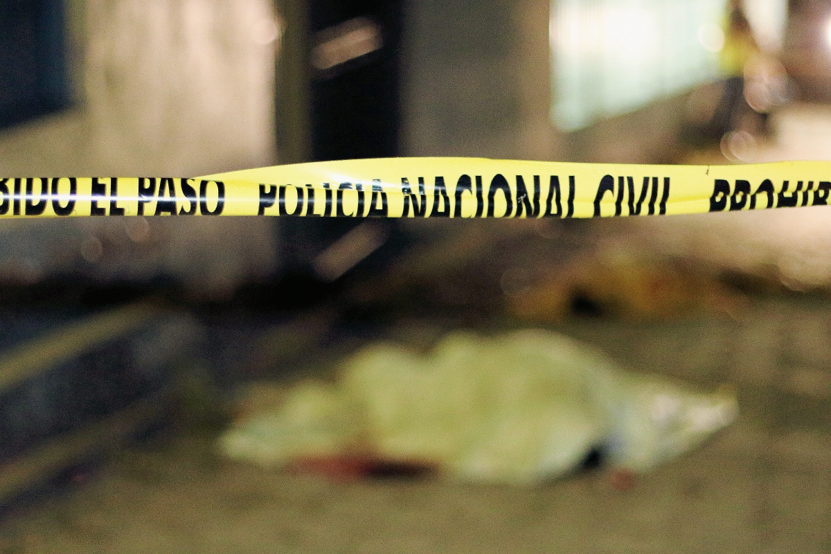 El doble crimen se registró en una de las calles de la aldea Los Planes. (Foto Prensa Libre: Edwin Paxtor)