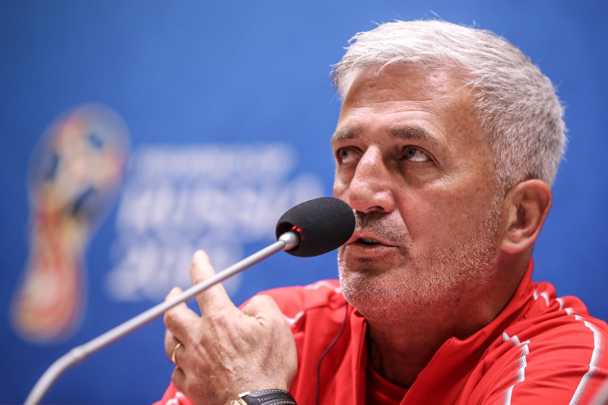El técnico suizo, Vladimir Petkovic, "regañó" a sus goleadores por las celebraciones polémicas de ambos. (Foto Prensa Libre: EFE)