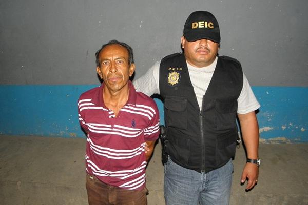 Julián Monroy es cutodiado por agente de la DEIC, en la cabecera  de Chiquimula. (Foto Prensa Libre: Julio Vargas).