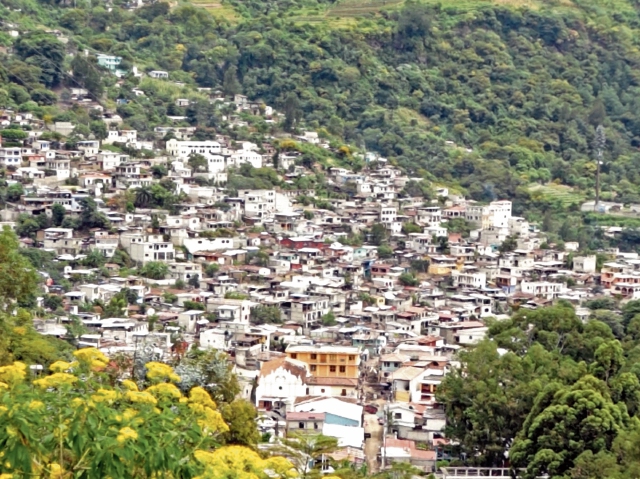 Santa Catarina Palopó, población ubicada a orillas del Lago de Atitlán, en Sololá, se convertiría en una obra de arte gracias a la pintura. (Foto Prensa Libre: Gabriela López)
