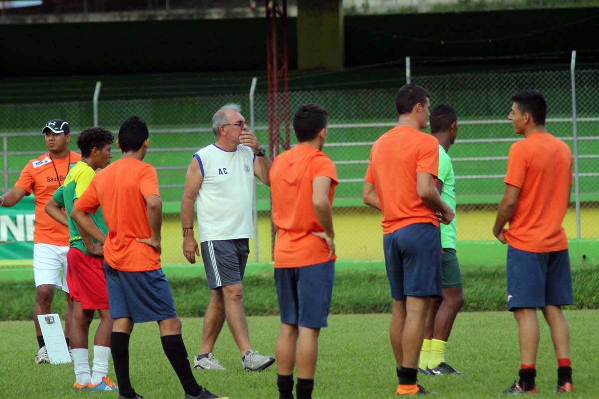 El técnico Ariel Sena da instrucciones a sus jugadores durante el entrenamiento de este jueves. (Foto Prensa Libre: Hugo Oliva)
