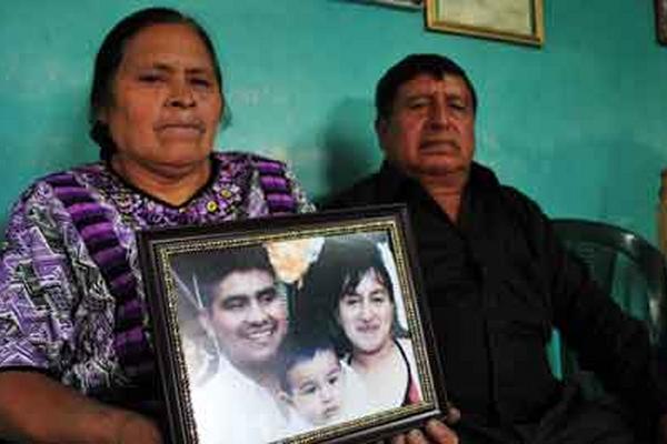 Tomás Santos y Matilde Cucum, padres de Florinda Santos,  aseguran que la pobreza obligó a su hija partir rumbo a a EE. UU. (Foto Prensa Libre: Alejandra Martínez)