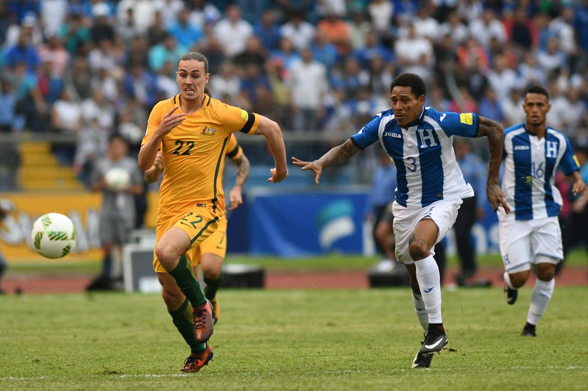 Jackson Irvine de Australia, pelea por el balón con Henry Figueroa de Honduras, en el duelo que terminó empatado. (Foto Prensa Libre: AFP)