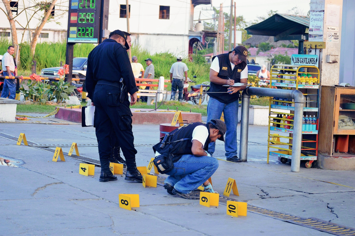 Peritos del Ministerio Público recaban evidencias en sitio donde dan muerte a balazos a hombre, en Morales, Izabal. (Foto Prensa Libre: Edwin Perdomo)