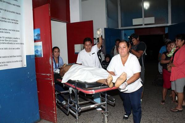 Milcy Raquel Vicente y Mynor Arandi Lucas fueron trasladados al hospital regional de Retalhuelu. (Foto Prensa Libre: Rolando Miranda).
