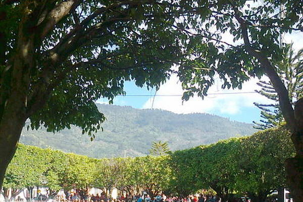 Vecinos de Barillas se congregan frente a la municipalidad, para rechazar la firma del convenio. (Foto Osman Rodas)<br _mce_bogus="1"/>