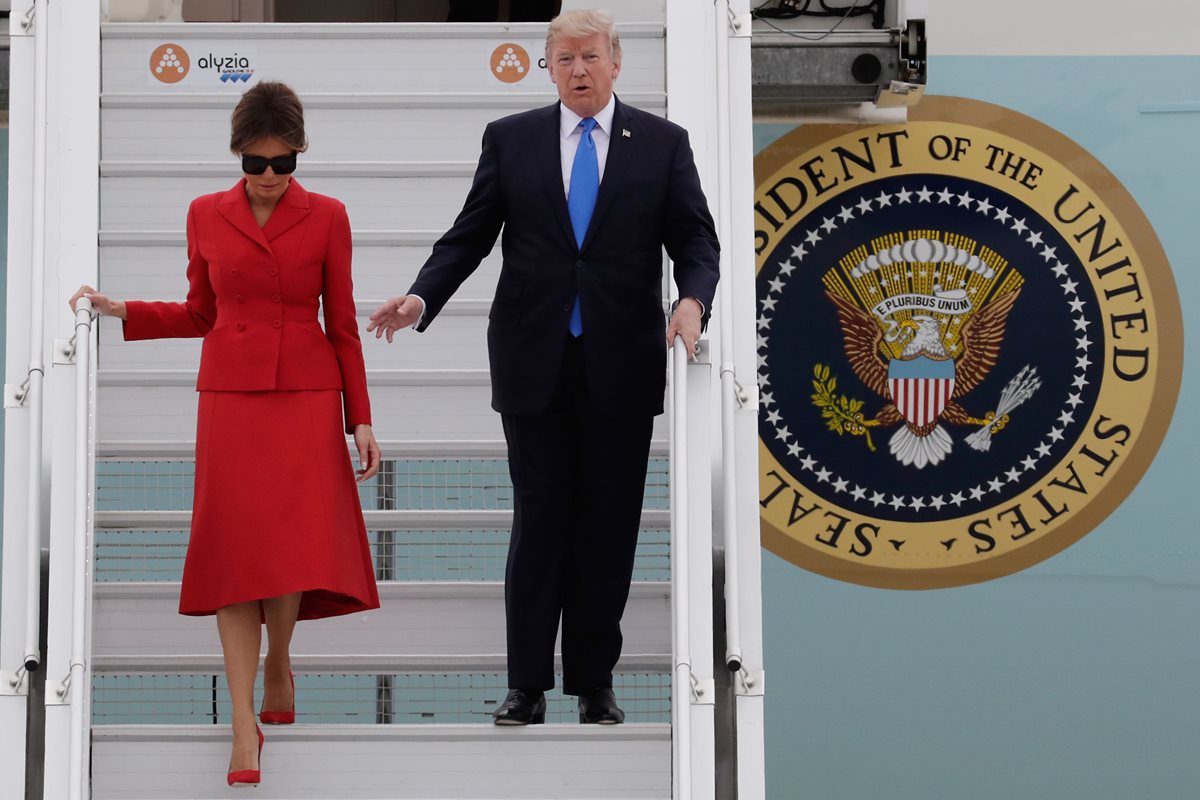 El presidente Trump y su esposa, Melania, arriban al aeropuerto de París. (Foto Prensa Libre: AFP)