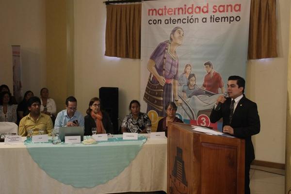 Jhony Villatoro, director del Área de Salud, presenta detalles de la campaña. (Foto Prensa Libre: Mike Castillo)