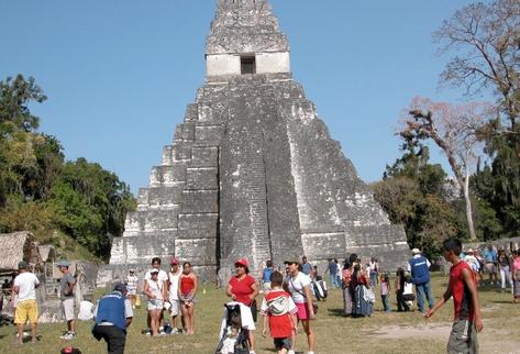 Turistas visitan las ruinas de Tikal en Petén. (Foto Prensa Libre: Archivo)