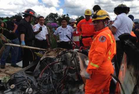 Rescatistas acudieron a atender la emergencia de una avioneta que se accidentó en un sector de Quiché. (Foto Prenssa Libre: CBV)