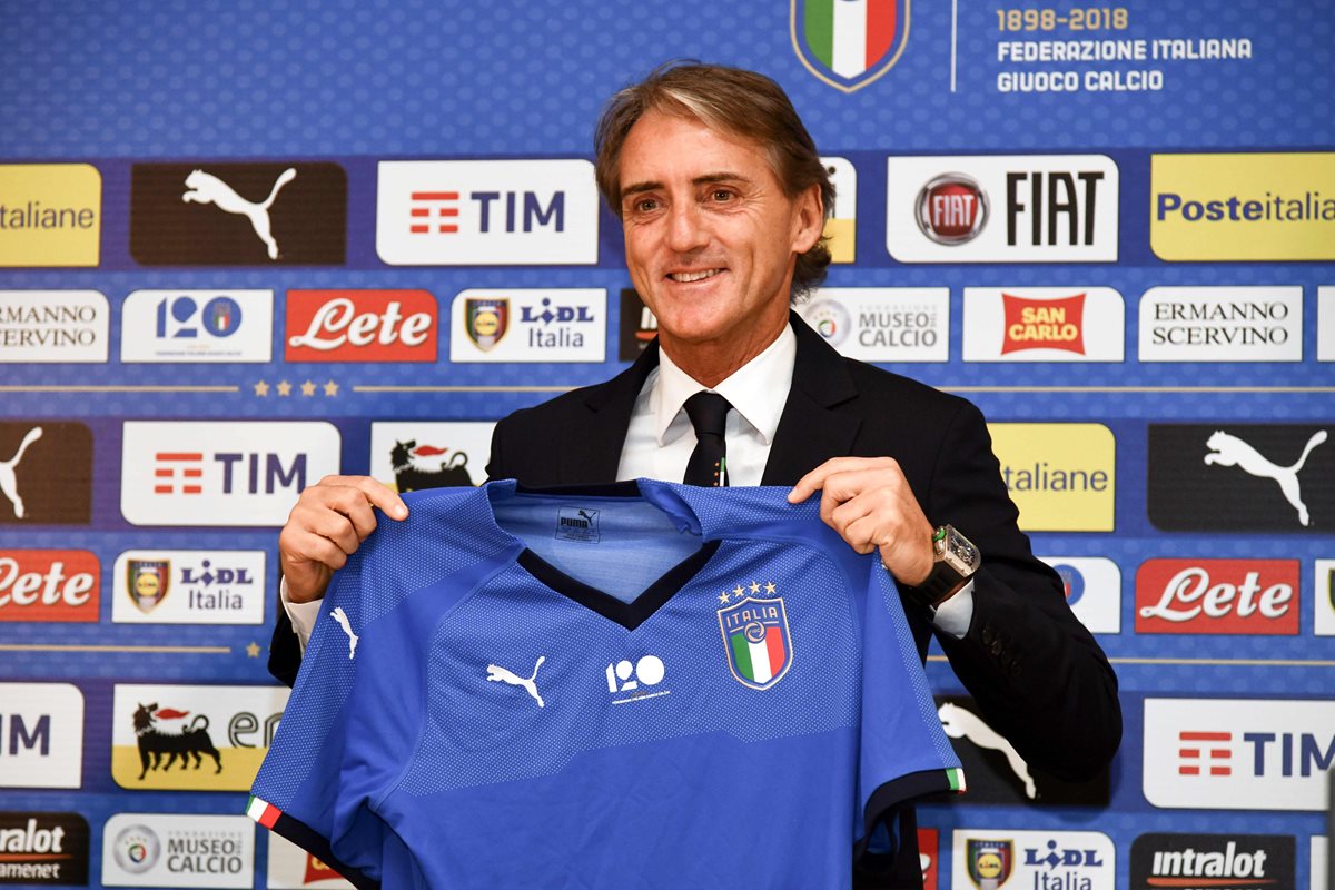 El nuevo técnico de la selección de Italia, Roberto Mancini fue presentado para que se haga cargo del proyecto con miras a la Euro. (Foto Prensa Libre: AFP)