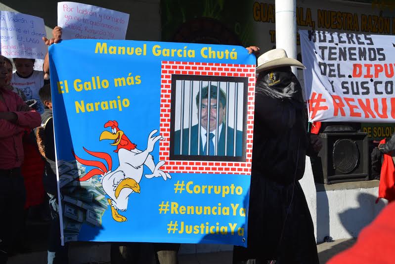 Pobladores de Sololá salieron a las calles para rechazar al diputados Manuel García Chutá. (Foto Prensa Libre: Édgar Sáenz)