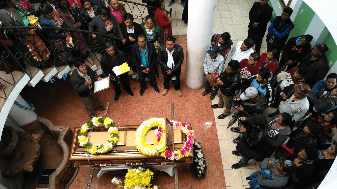 En la Municipalidad de Santa Lucía Utatlán se le rindió un homenaje y se cubrió con al bandera del municipio su ataúd. (Foto Prensa Libre: Ángel Julajuj)