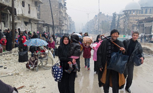 Un grupo de civiles sirios abandona Alepo. (Foto Prensa Libre: AFP)
