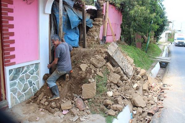 Vecinos observan los daños causados por el terremoto. (Foto Prensa Libre: Edgar Domínguez)