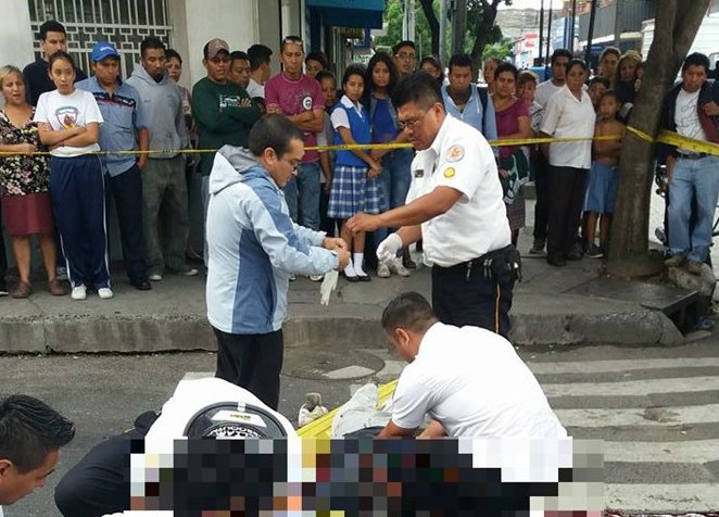 Bomberos atienden a las dos víctimas de violencia en zona 6. (Foto: Dyro Fabian)