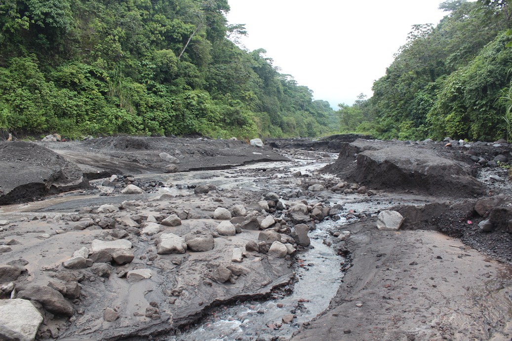 Paso dañado por material de que descendió del Volcán de Fuego, en la cabecera de Escuintla. (Foto Prensa Libre: Melvin Sandoval)