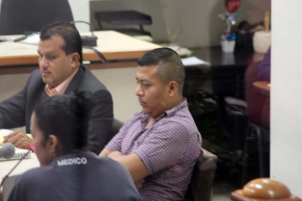 Selvin Herminio Cruz, quien es sindicado de la muerte de dos niños, durante la primera audiencia sobre ese caso en el Tribunal de Sentencia de Jalapa. (Foto Prensa Libre: Hugo Oliva)