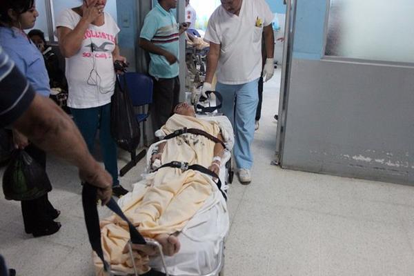 Personal del hospital atienden a uno de los motorizados accidentados. Foto Prensa Libre: Hugo Oliva)<br _mce_bogus="1"/>