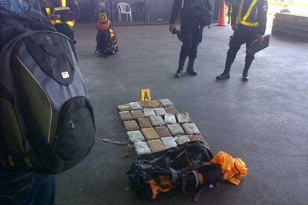 La droga estaba oculta en seis maletas para alpinista que llegaron al Puerto Quetzal procedentes de Panamá. (Foto Prensa Libre: PNC).