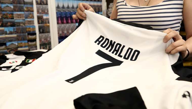 El fichaje de Cristiano Ronaldo por la Juventus ha revolucionado al futbol italiano. (Foto Prensa Libre: AFP)