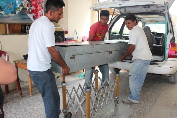 Los  familiares retiran  de la morgue  el cadáver  de Castillo.