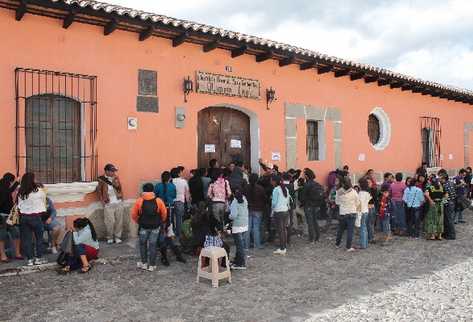 Decenas de padres de familia esperan turno para  conseguir inscribir a hijas en el Insol.