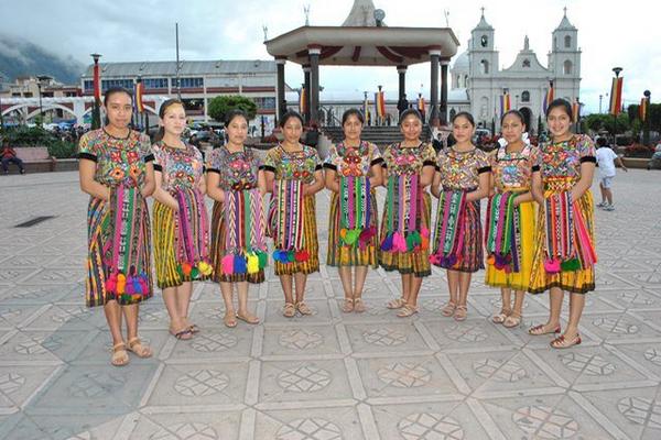 Las nueve candidatas a Reina Indígena, durante su presentación en el parque central de San Pedro Sacatepéquez, San Marcos. (Foto Prensa Libre: Aroldo Marroquín) <br _mce_bogus="1"/>