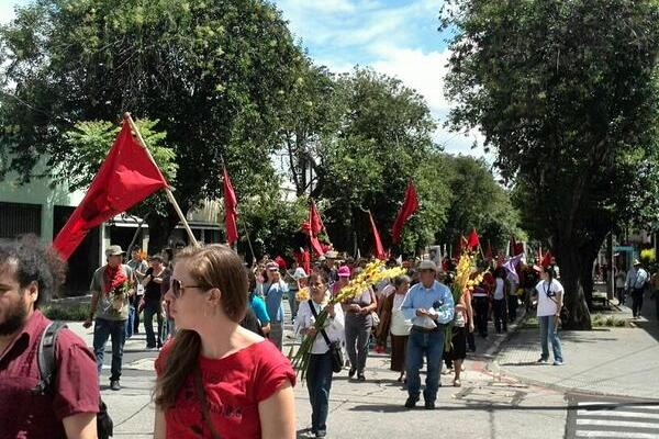 Marcha que realizan activistas de Derechos Humanos, junto a familiares de personas desaparecidas. (Foto Prensa Libre: Jerson Ramos)