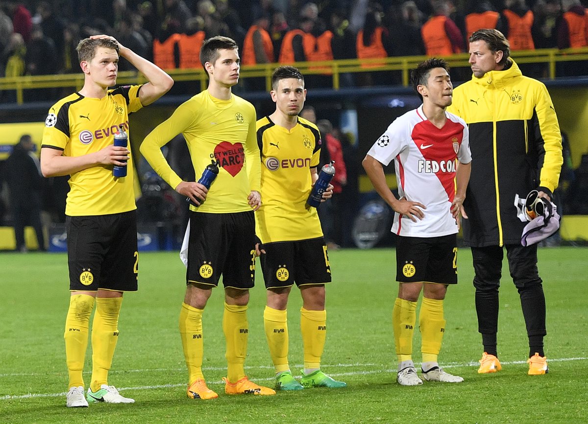 Los jugadores del Borussia Dortmund lamentan la derrota en casa.