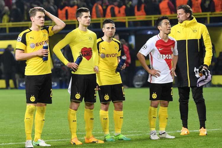 Los jugadores del Borussia Dortmund lamentan la derrota en casa.