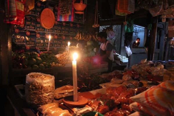 Los vendedores del mercado municipal de Ciudad Flores, Petén,  usaron candelas.