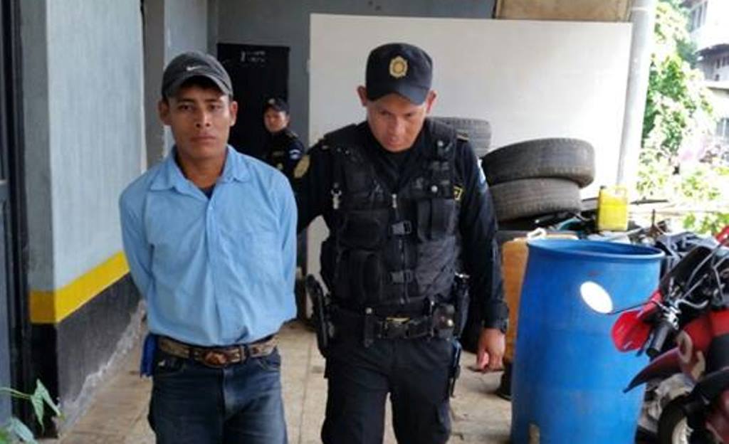 Ronaldo Osiel Ramírez es el presunto asaltante capturado en El Asintal, Retalhuleu. (Foto Prensa Libre: Jorge Tizol).