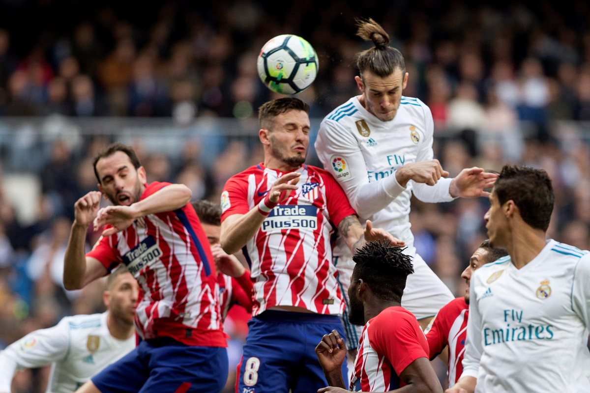 Gareth Bale lucha por el balón contra Saúl Ñiguez  durante el partido correspondiente a la jornada 31 de La Liga. (Foto Prensa Libre: EFE)