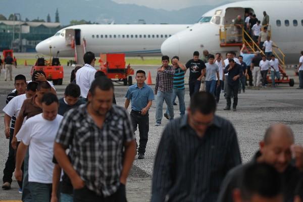 Cabizbajos y  con evidente desconsuelo descienden del avión 135 deportados de EE. UU.