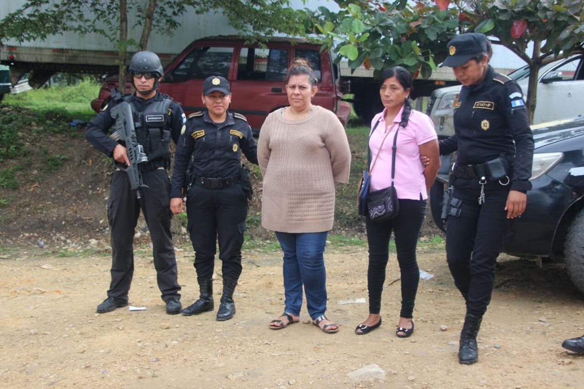 Anabela Noemy Rojas López y Julissa Cordón Yantuche tenían orden de captura por supuesta vinculación a banda criminal. (Foto Prensa Libre: Rigoberto Escobar)