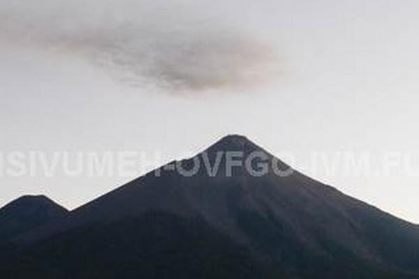 Se observa fumarola sobre el Volcán de Fuego. (Foto Prensa Libre: Insivumeh)