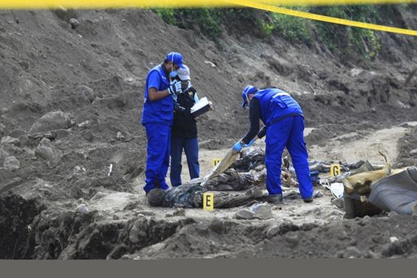 Fiscales efectuaron este jueves excavaciones en La Arenera, en Amatiltán donde localizaron seis cadáveres. (Foto Prensa Libre: Edwin Bercián)<br _mce_bogus="1"/>