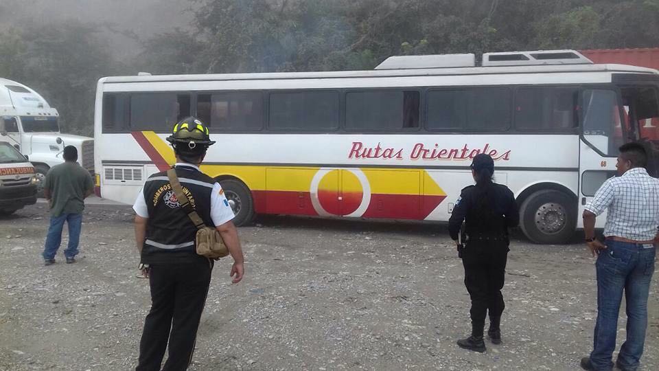 El autobús se detuvo en el km 68, ruta al Atlántico. (Foto Prensa Libre: Mario Morales)