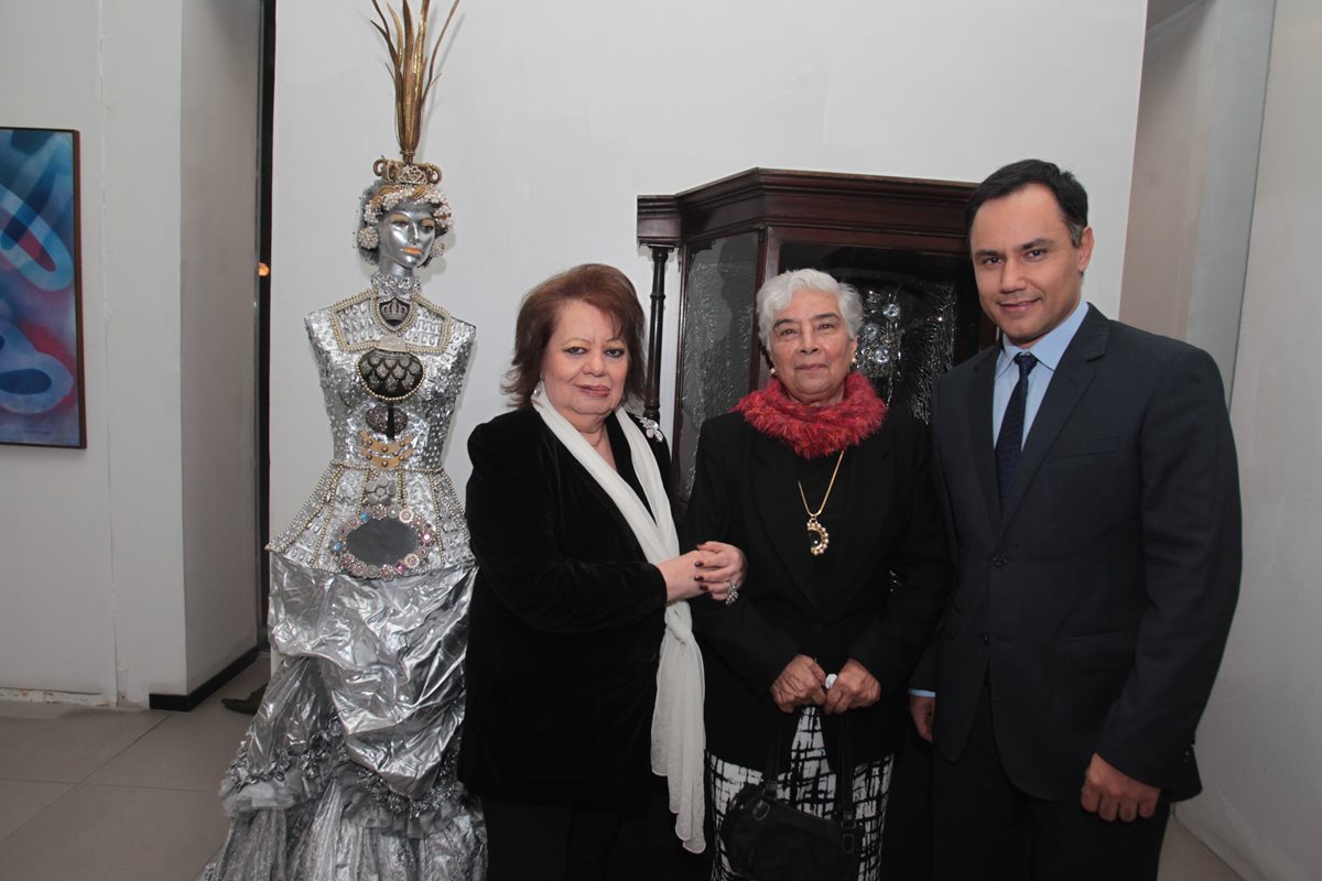 Ingrid Klussmann, expositora; Carmen de González Goyri y Pedro Solís, director de Galería El Túnel. (Foto Prensa Libre: Edwin Castro)